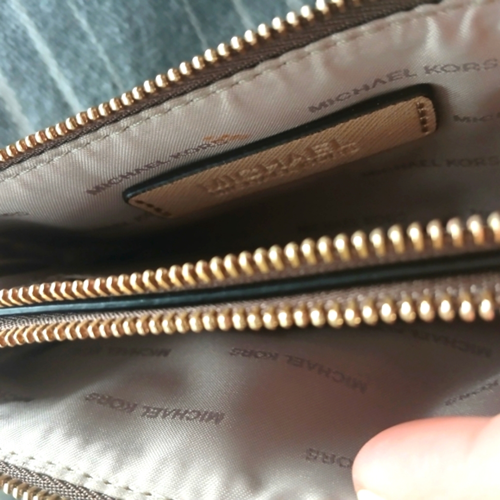 Michael Kors Textured Brown and Cream Wristlet Wallet New! - Picture 3 of 7